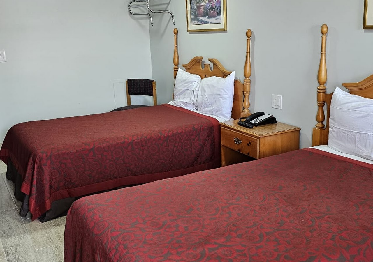 Deluxe Inn Elkton — photo 2