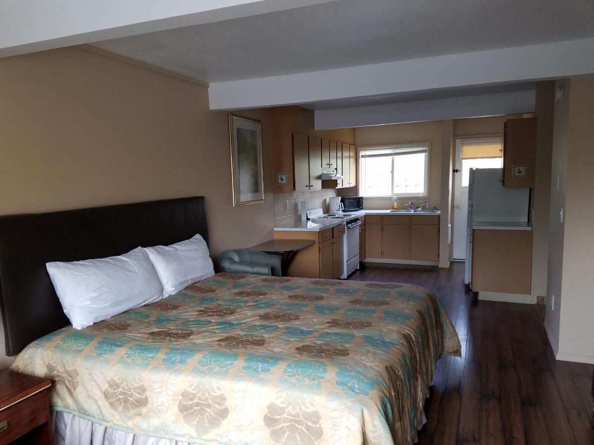 Townhouse Inn & Suites — photo 1