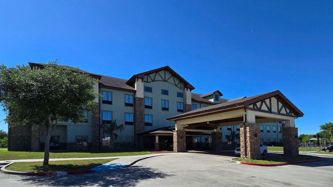 Comfort Inn & Suites Beeville — photo 1