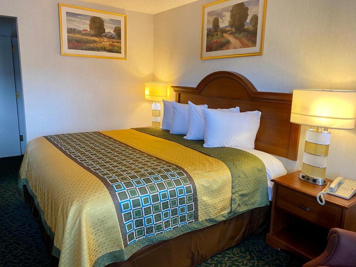 Harrisonville Inn & Suites — photo 1