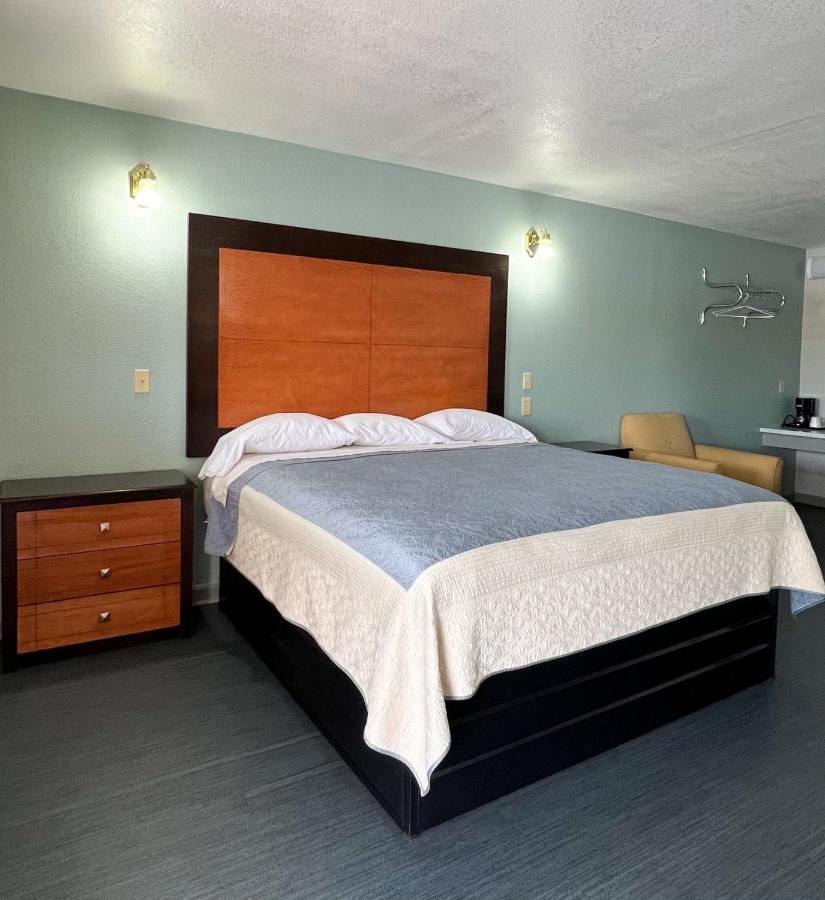 Regency Inn Bald Knob — photo 1