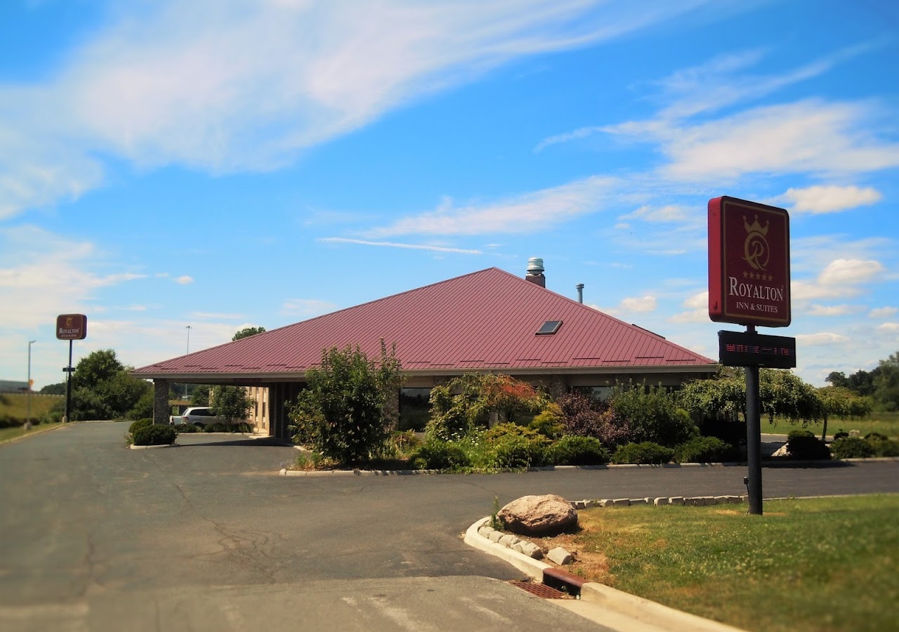 Royalton Inn & Suites Upper Sandusky — photo 1