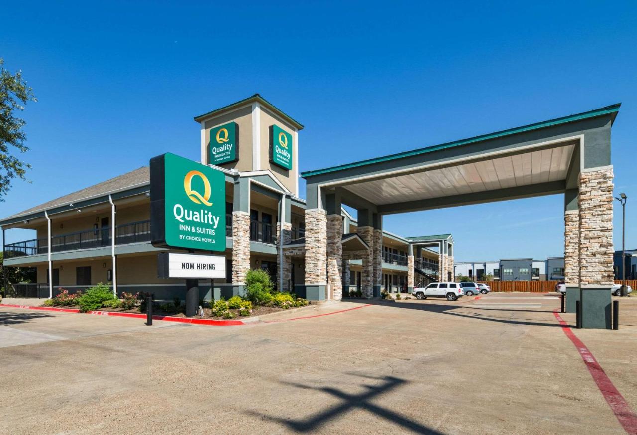 Kingsley Inn & Suites — photo 1
