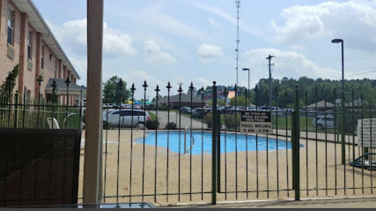 Collins Inn & Suites — photo 1