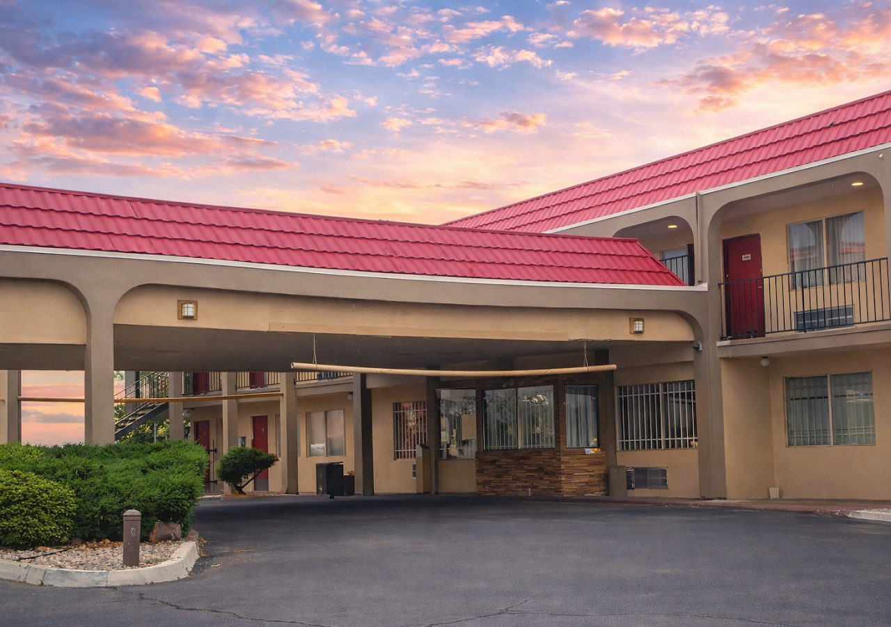 Tree inn & Suites Albuquerque — photo 1