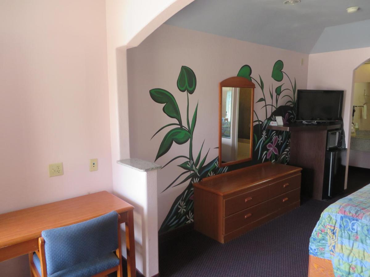 Travelers Inn and Suites Liberty — photo 1