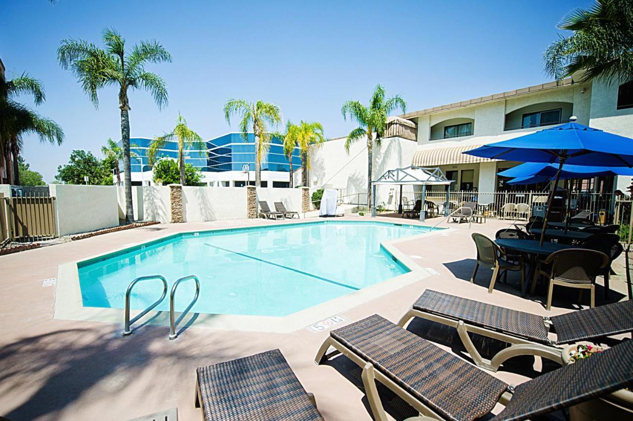 Hotel d’Lins Ontario Airport — photo 1