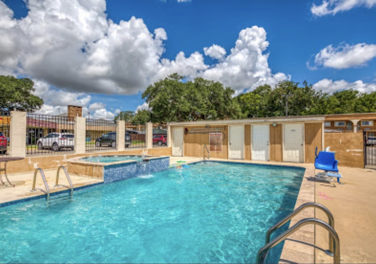 BUDGET INN AND SUITES — photo 3