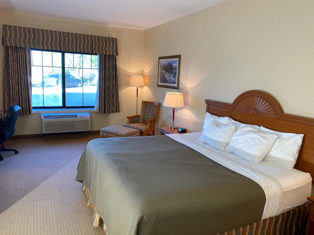 Red Coach Inn & Suites — photo 1