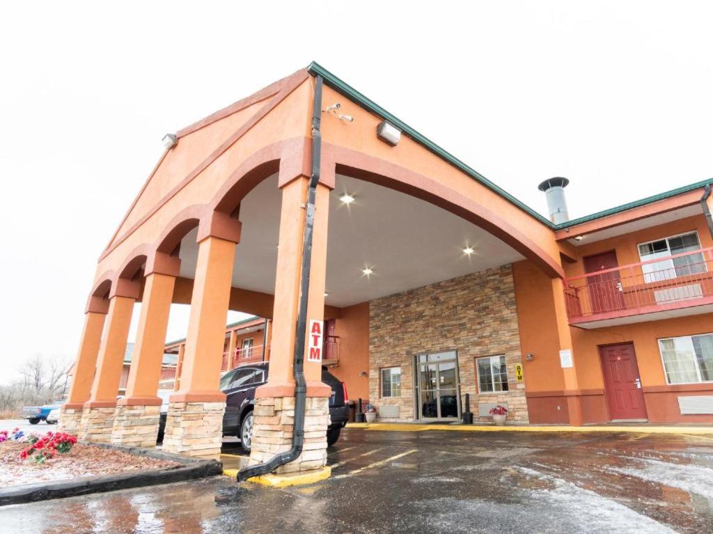 Budget Host Inn — photo 1