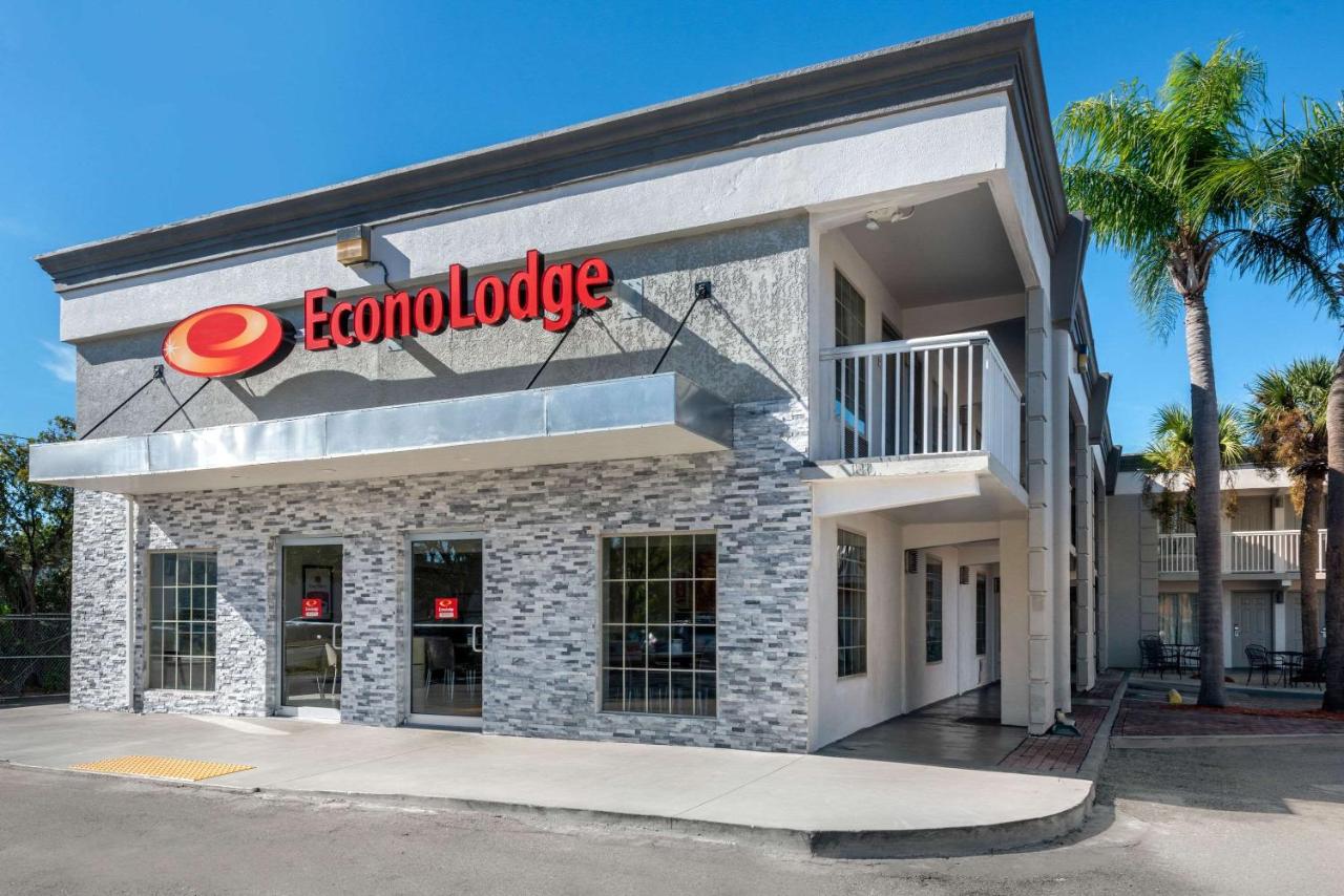 Econo Lodge Airport — photo 1