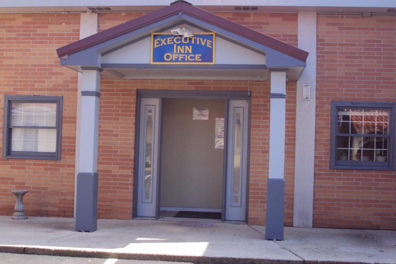 EXECUTIVE INN — photo 1