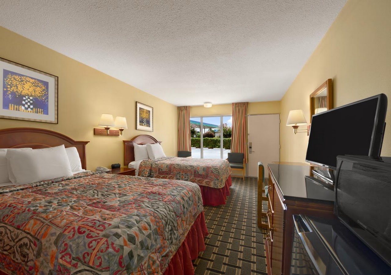 Rose Garden Inn & Suites Thomasville — photo 1