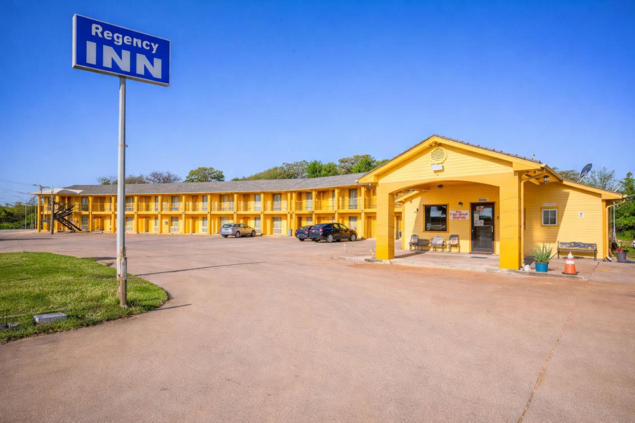Regency Inn By OYO Rockdale TX — photo 1