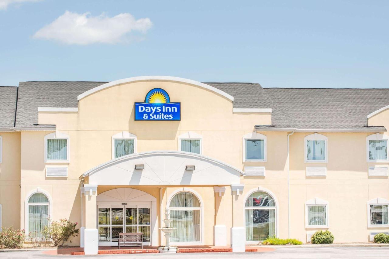 Days Inn & Suites by Wyndham Swainsboro — photo 1