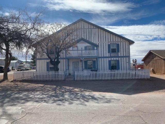 Tombstone Bordello Bed & Breakfast — photo 1