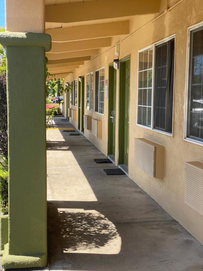 Holiday Motel — photo 1