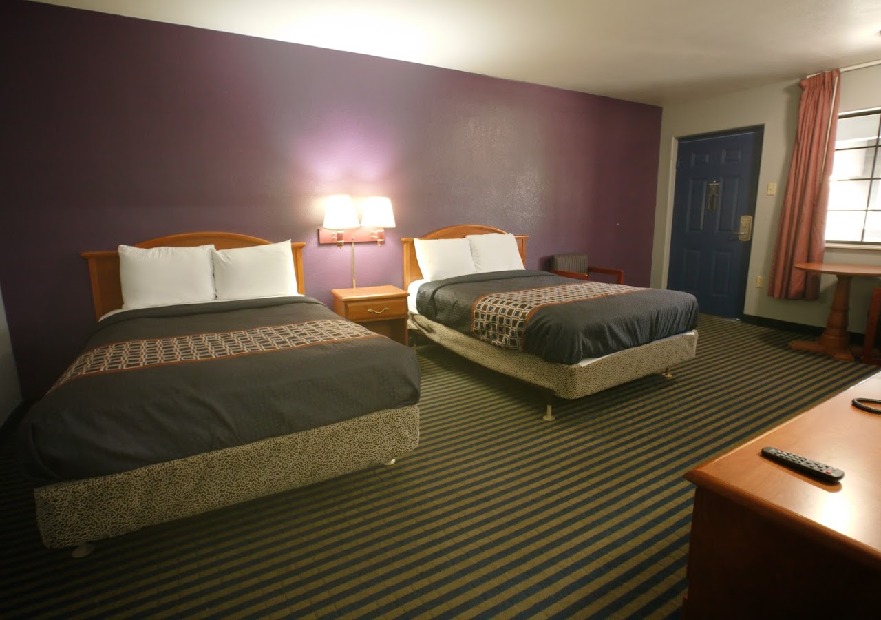 TEXAS INN AIRPORT — photo 2
