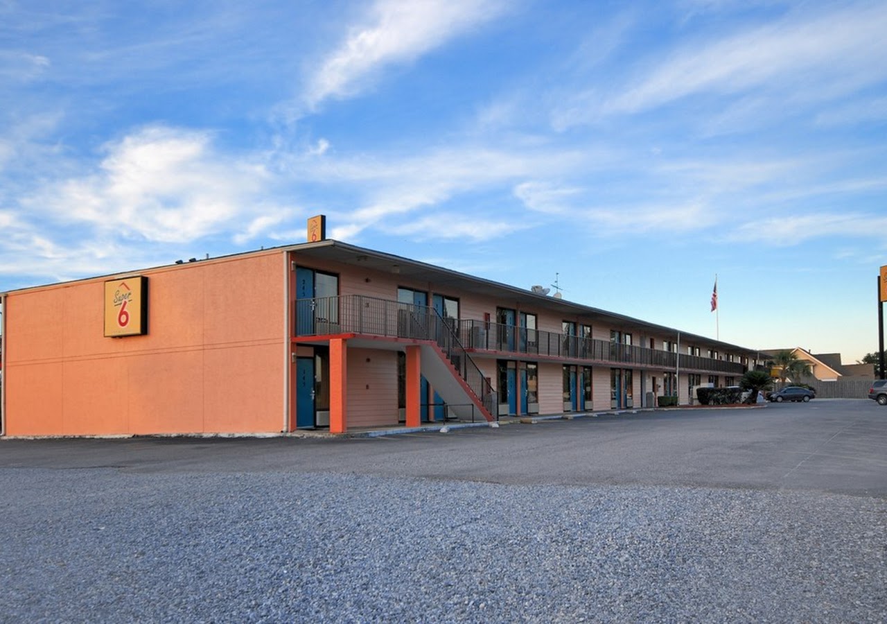 Super 6 Inn & Suites - Pensacola — photo 1