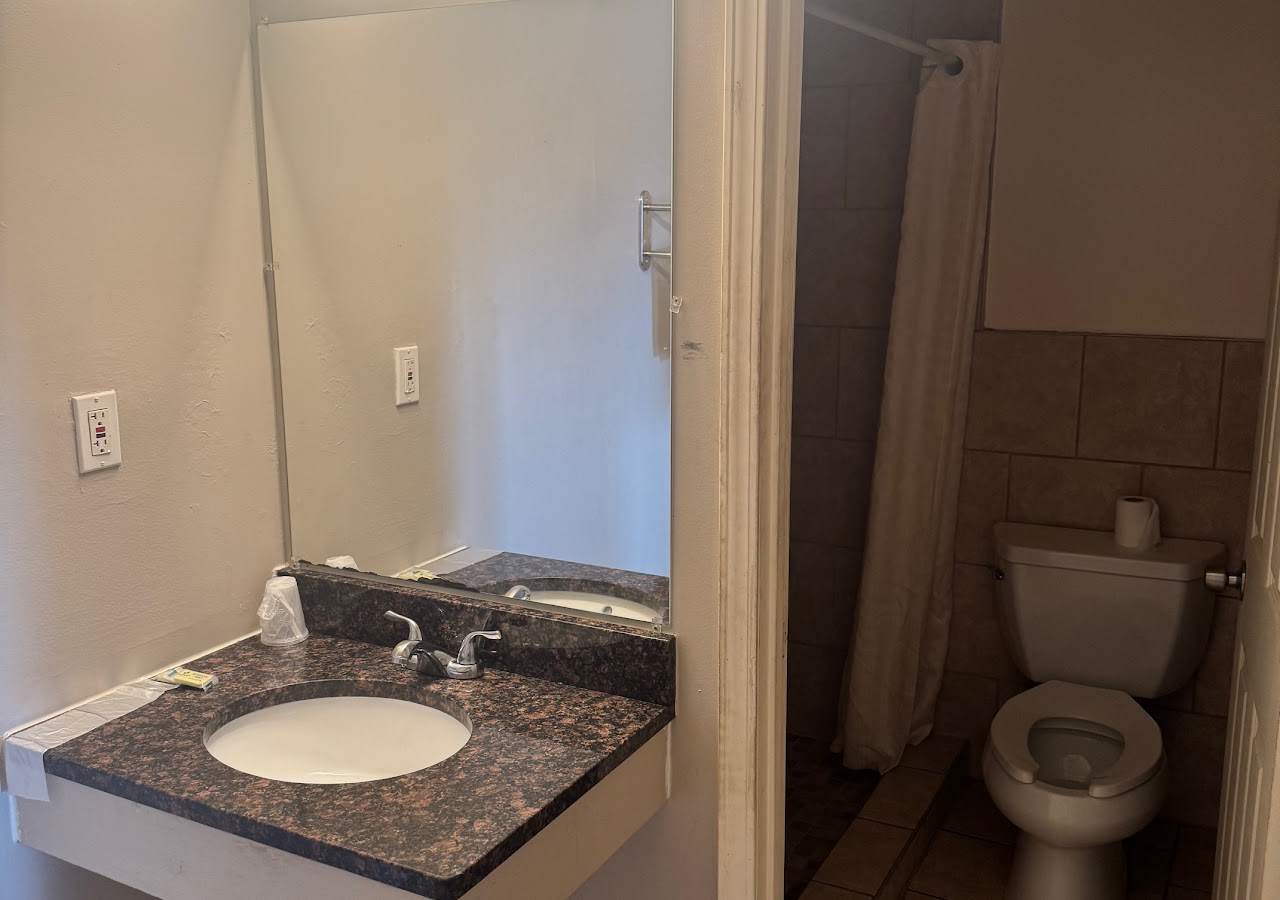 Embassy Motel — photo 2