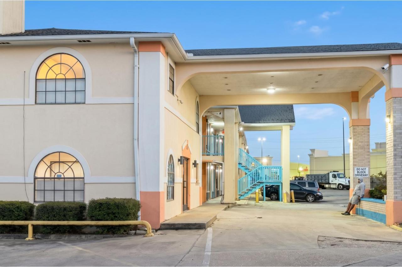 Executive Inn & Suites — photo 1