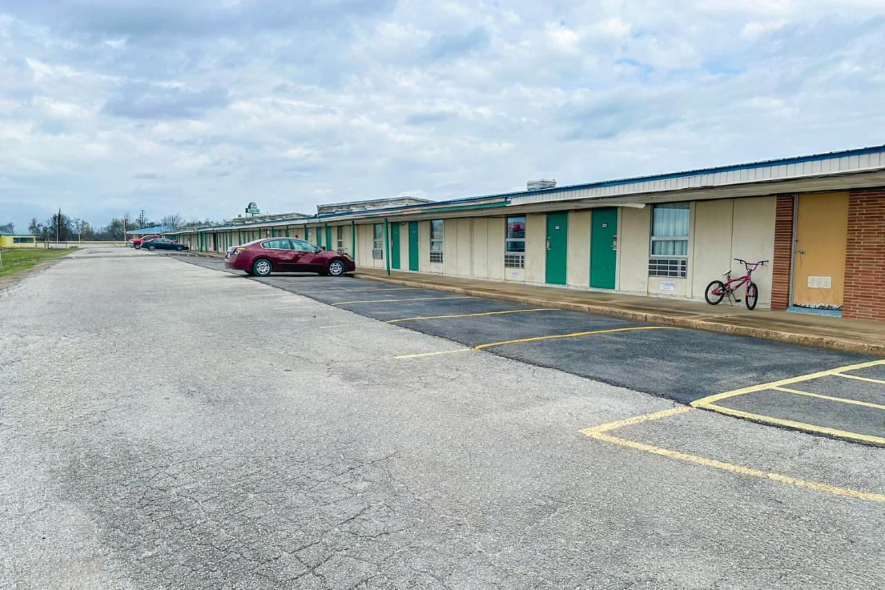 Travelair Motel — photo 1