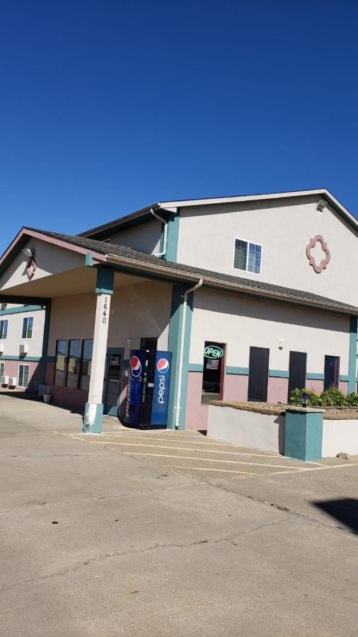 Value Inn & Suites Salina — photo 1