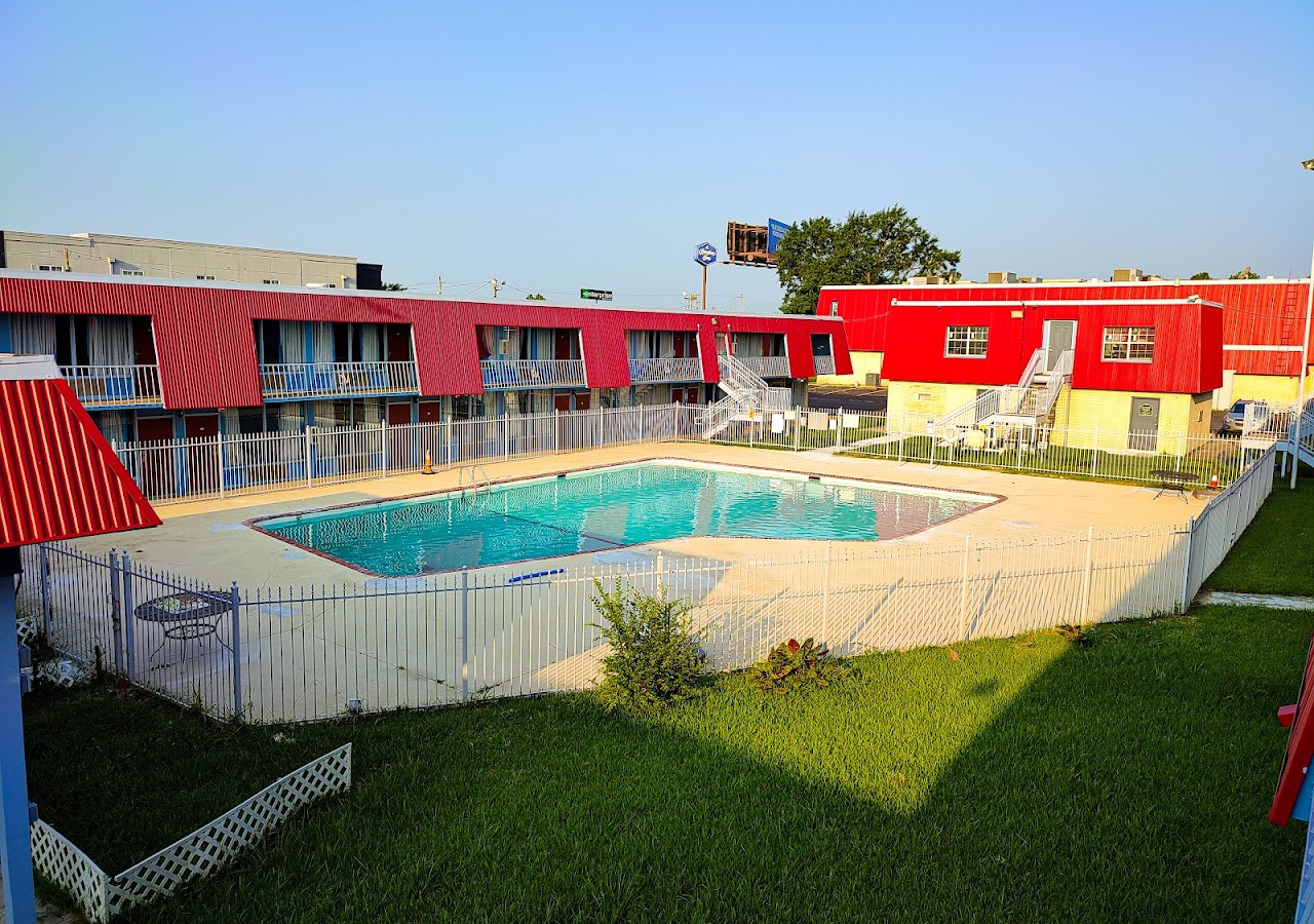 Clover Inn & Suites — photo 1