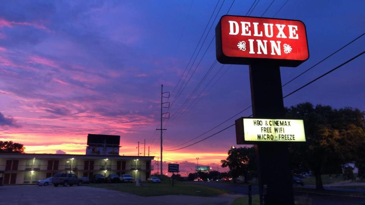 Deluxe Inn — photo 1