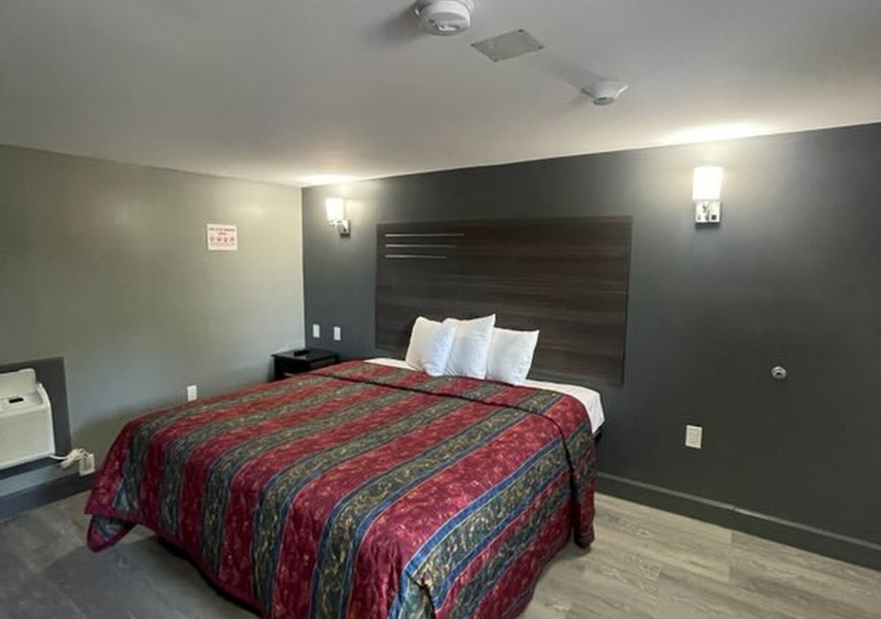 Travelers Rest Motel — photo 1