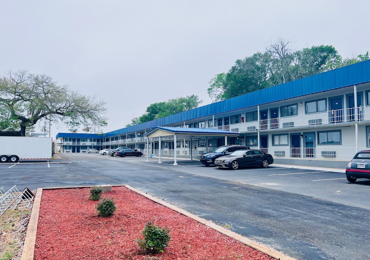 BUDGET INN AND SUITES — photo 1