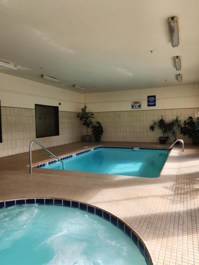 Luxury Inn Suites — photo 1