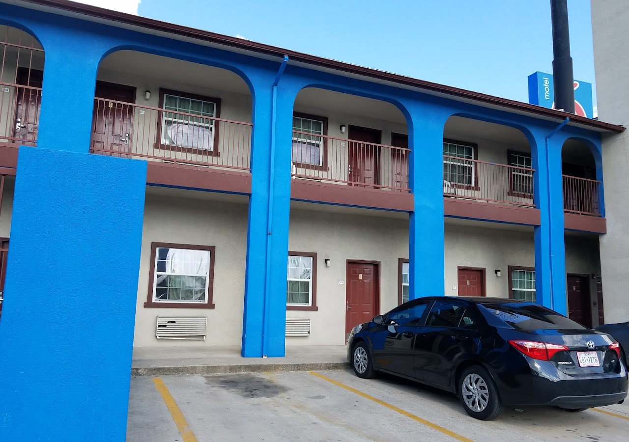Airport Inn And Suites — photo 1