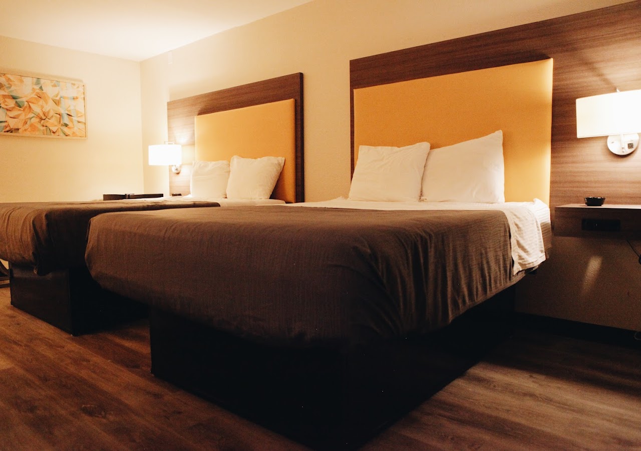 All Seasons Inn & Suites — photo 2