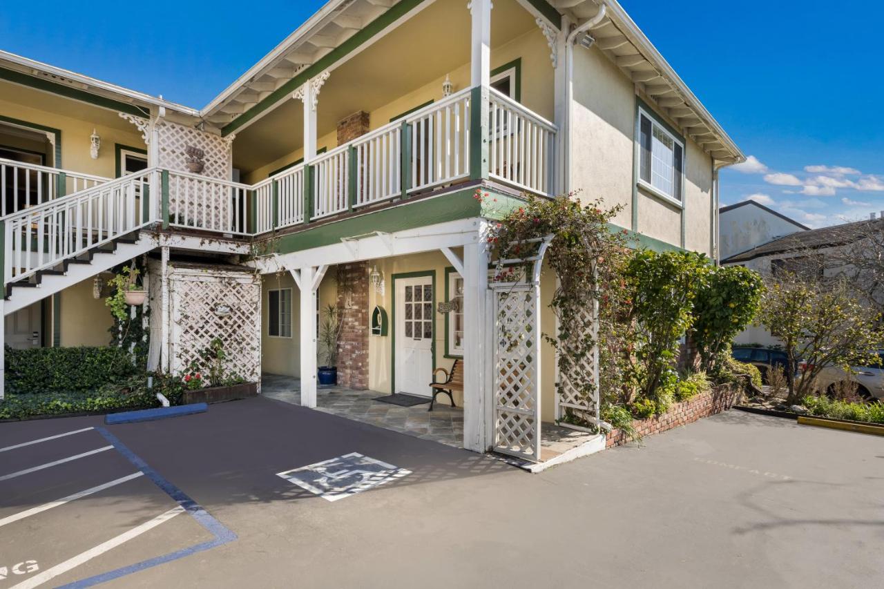 Carmel Inn & Suites — photo 1