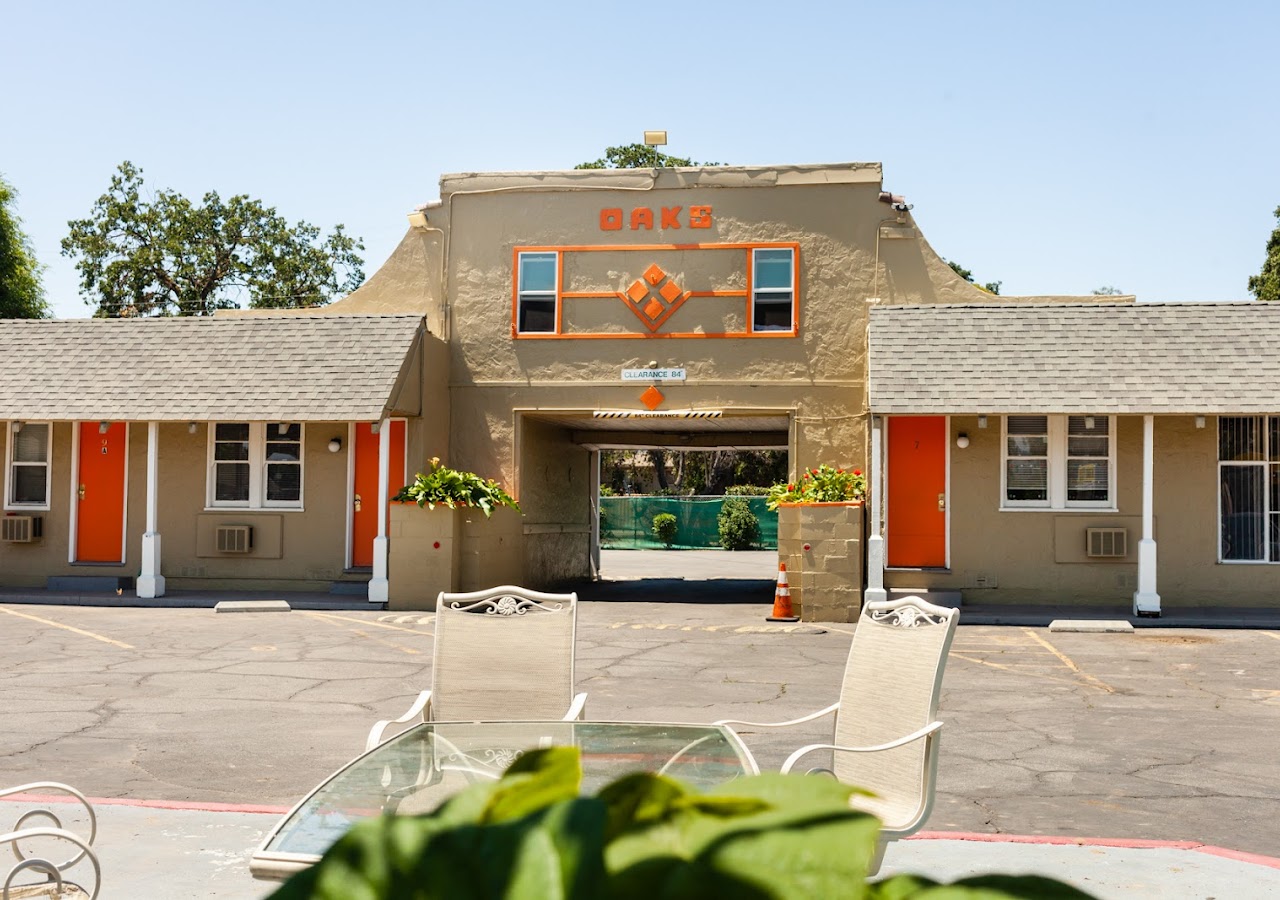 The Oaks Motel — photo 1