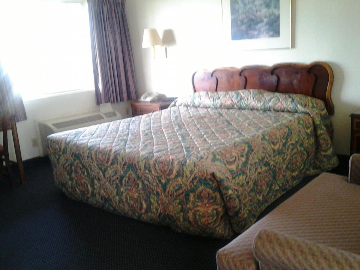 Budget Inn — photo 1