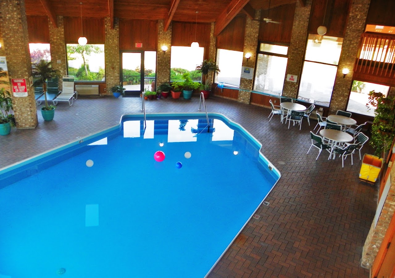 Royalton Inn & Suites Upper Sandusky — photo 3