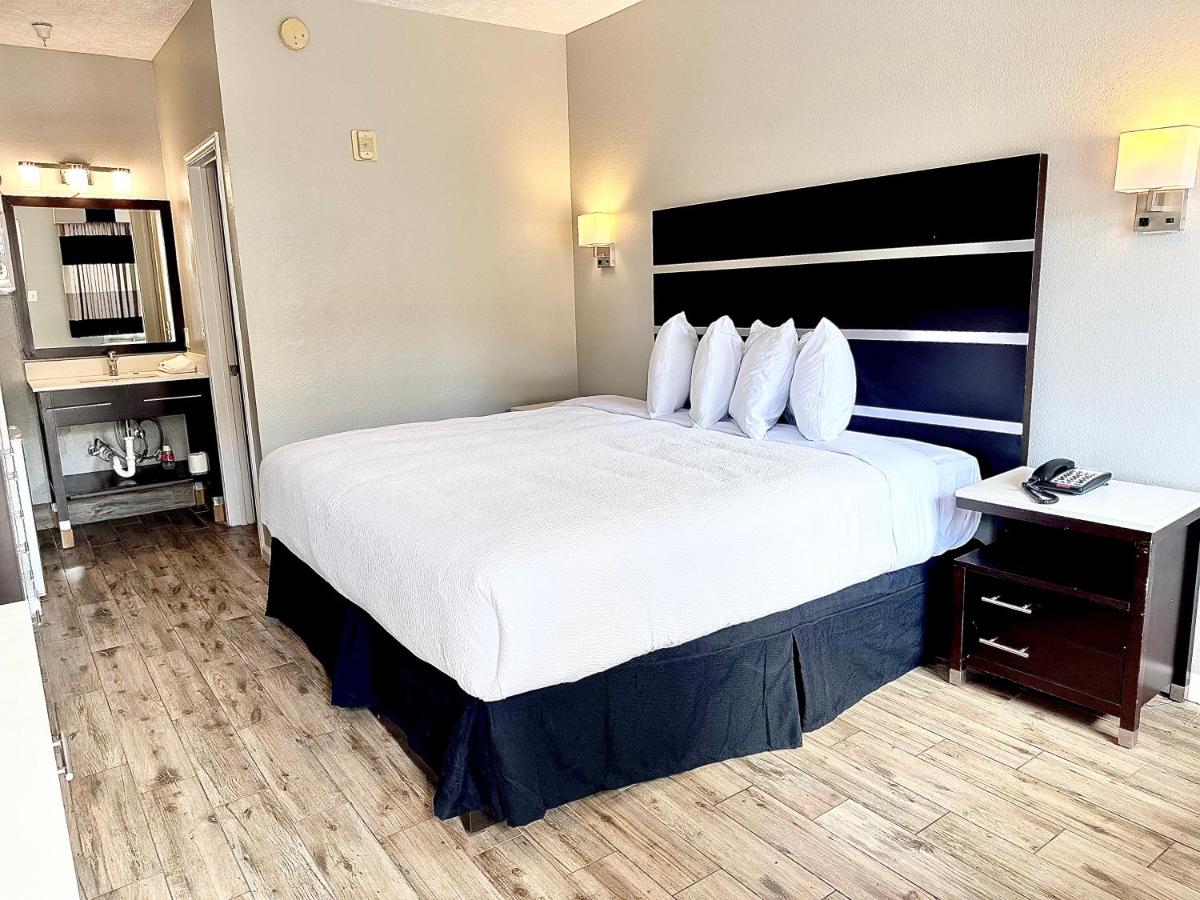 Americas Best Value Inn Arlington — photo 1