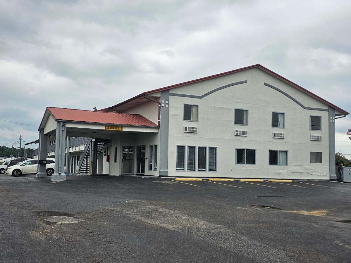 Budgetel Inn & Suites — photo 1