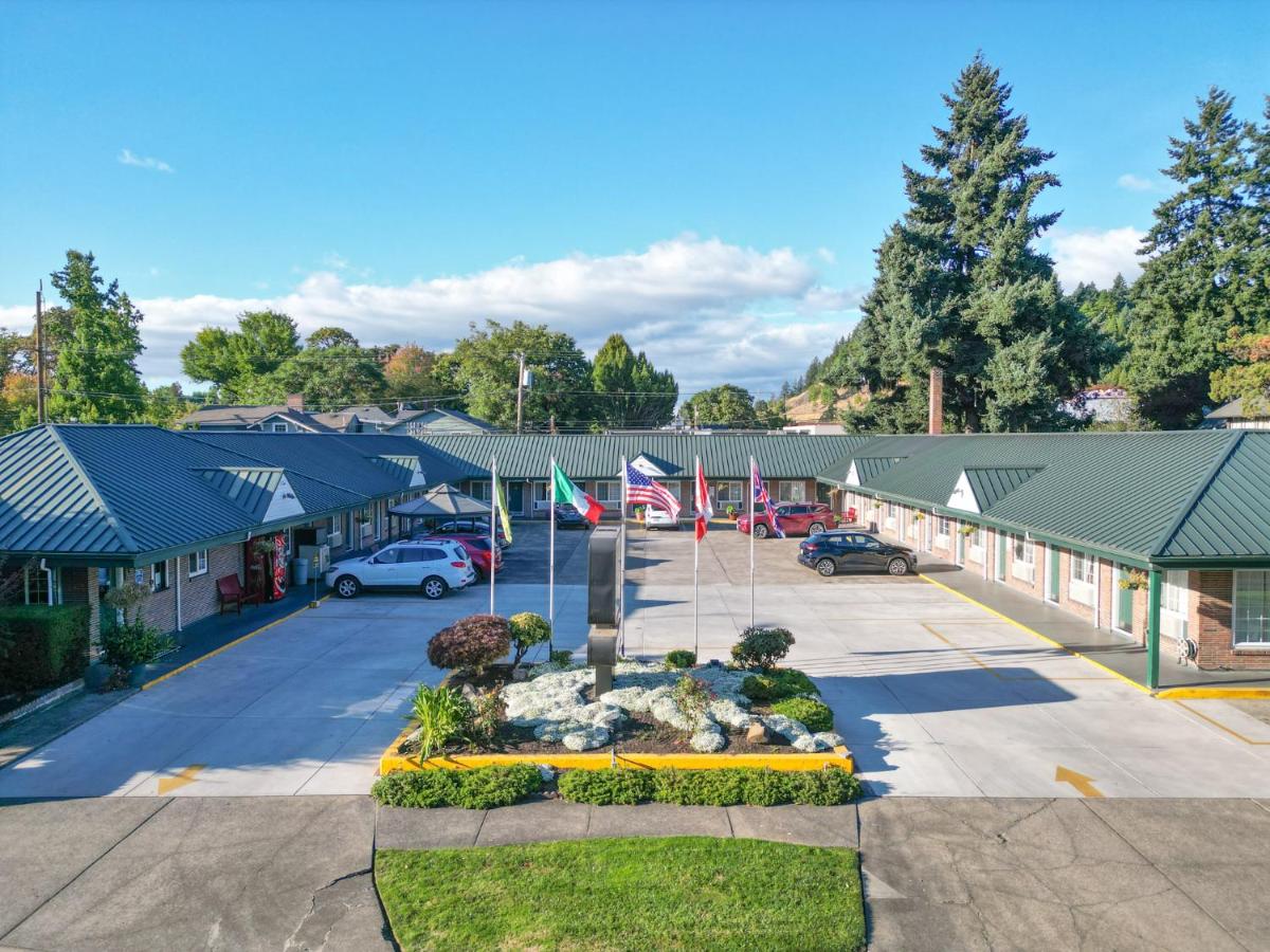 Courtesy Inn — photo 1
