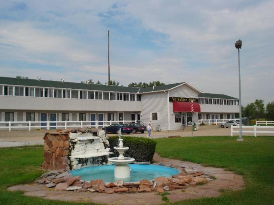 Y Motel & Mom's Pit Stop — photo 1