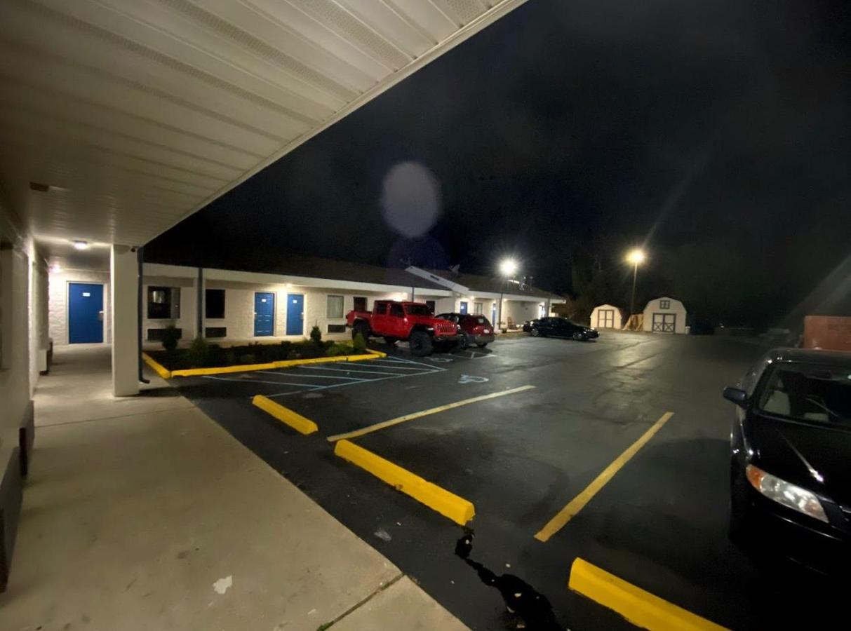 Deluxe Inn Near Toledo Ohio — photo 1