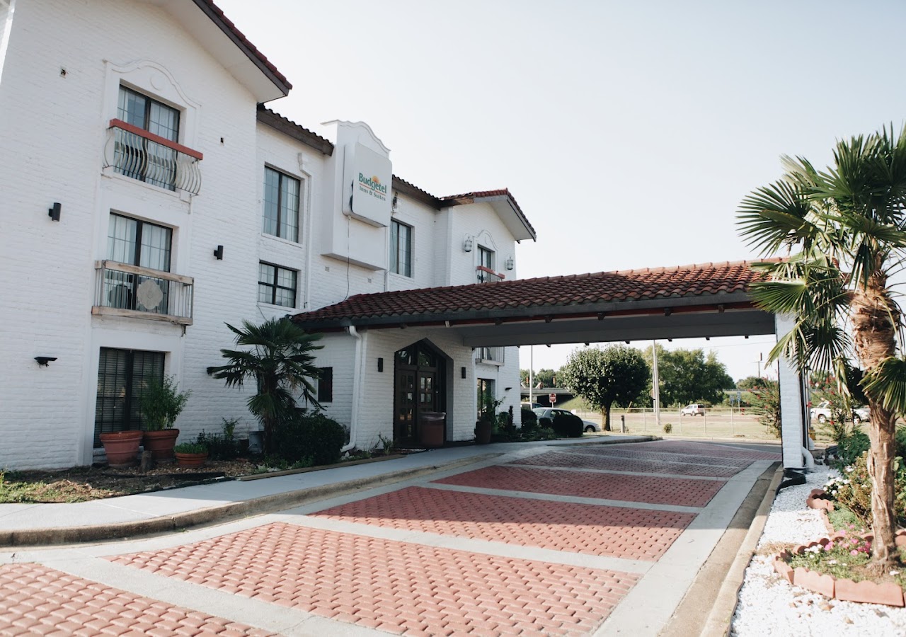 All Seasons Inn & Suites — photo 1