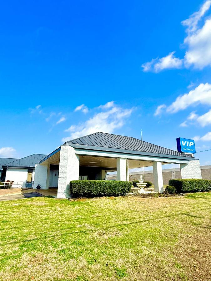 VIP INN AND SUITES — photo 1