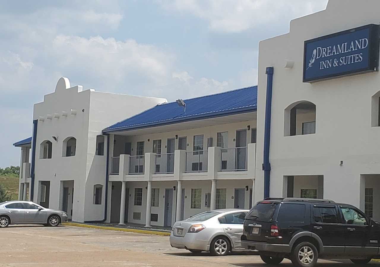 Dreamland Inn & Suites — photo 1
