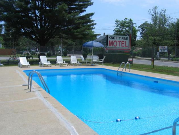 Knotty Pine Motel — photo 1