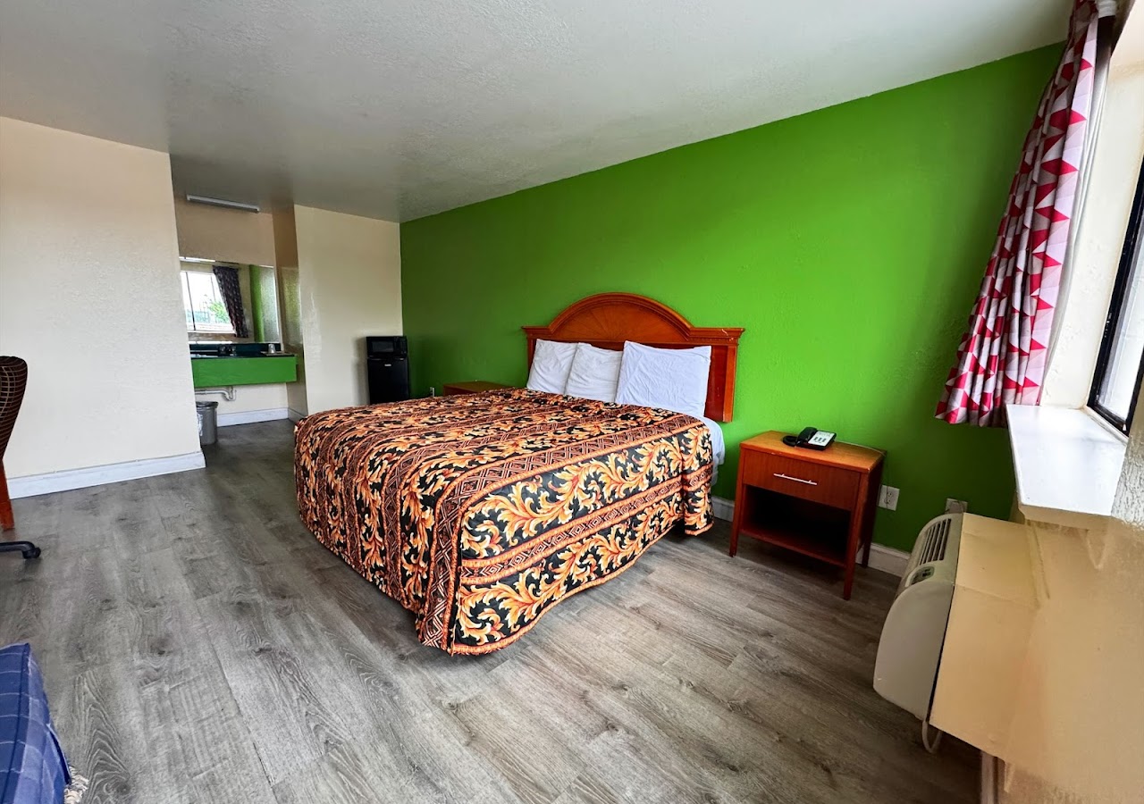 Cloverleaf Motel Richmond near Turnpike — photo 1