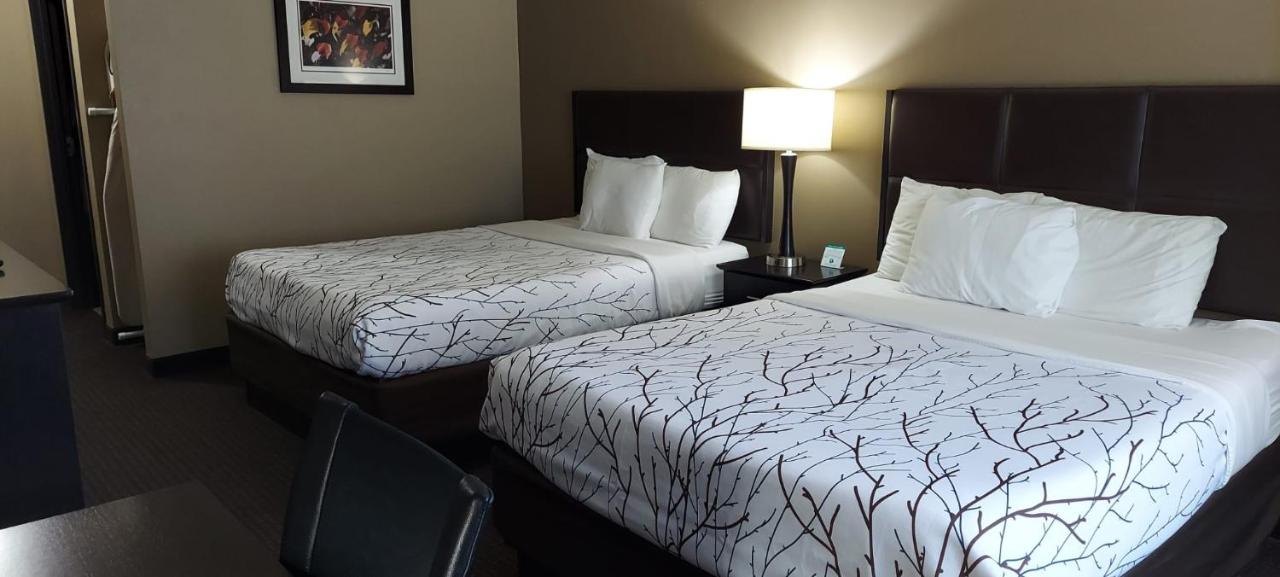 Parkwood Inn & Suites — photo 1