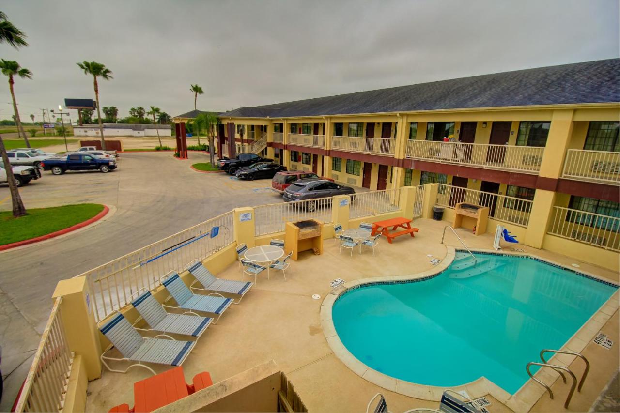 Deluxe Inn & Suites — photo 1